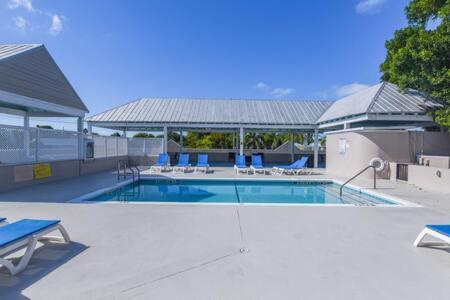 New Casa Caribe By Brightwild- Two-Story Condo Rooftop Pool Key West Exterior foto