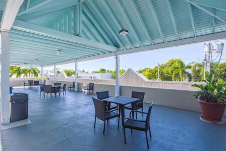 New Casa Caribe By Brightwild- Two-Story Condo Rooftop Pool Key West Exterior foto